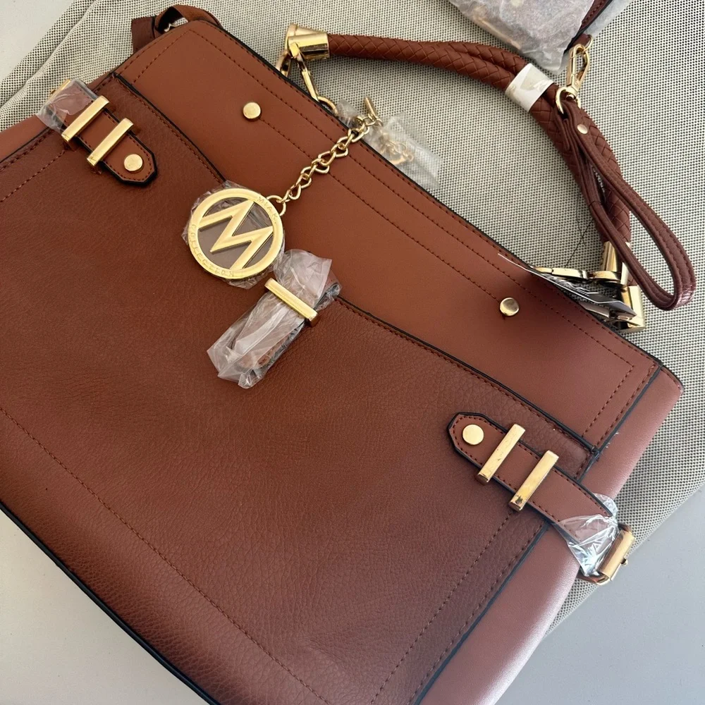 NWT MIA K. Collection Women's Leather Brown Handbag/Crossbody with Wristlet - Picture 4 of 15